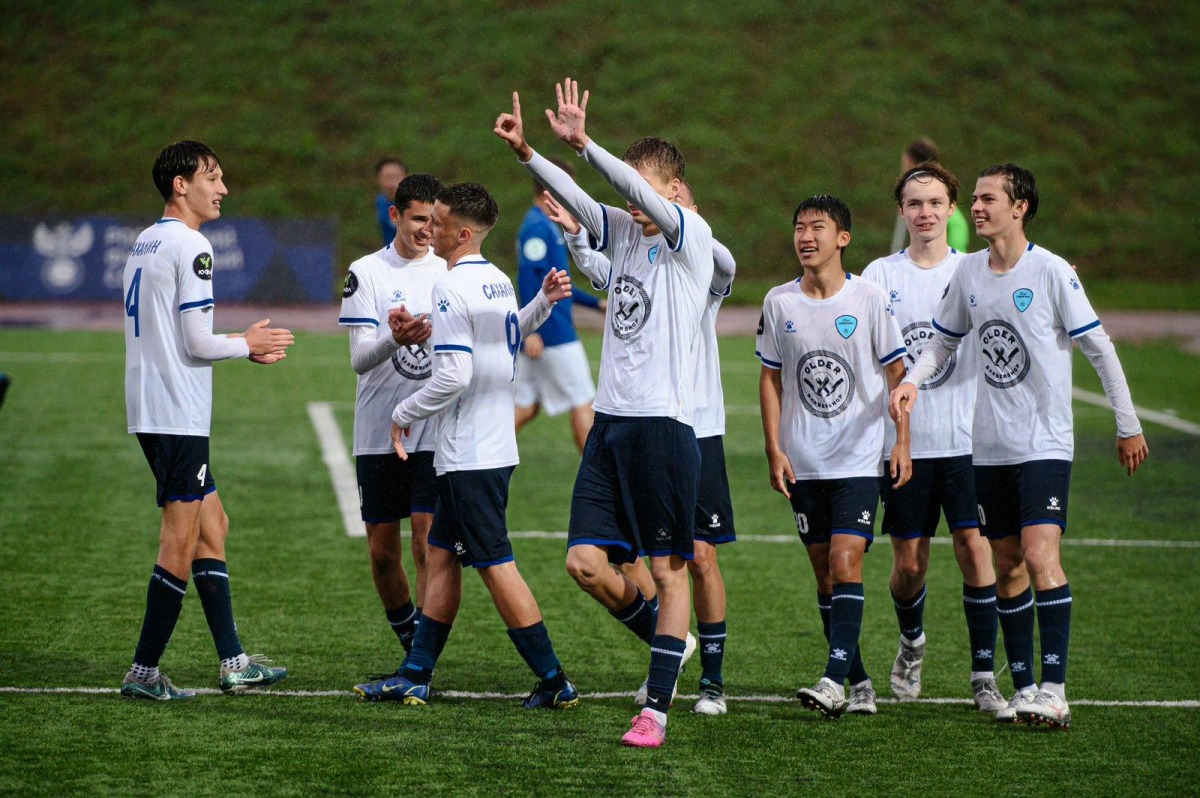 Болейте за наших футболистов с видом на "Горный воздух"